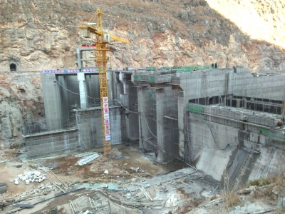 建設中的云南省會澤縣大巖洞水電站首部樞紐土建工程